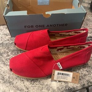 TOMS Women's Vibrant Red Flats NWT